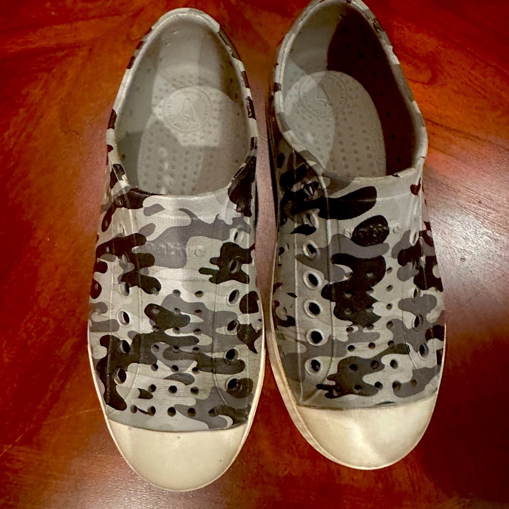 Native youth/kids shoes size 12